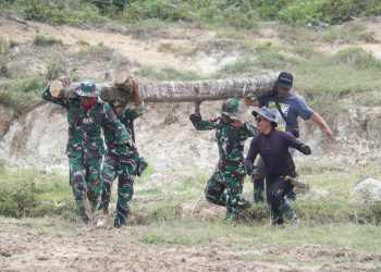 TNI dan Warga Krayan Kompak Perbaiki Jembatan Long Ayeh yang Rusak