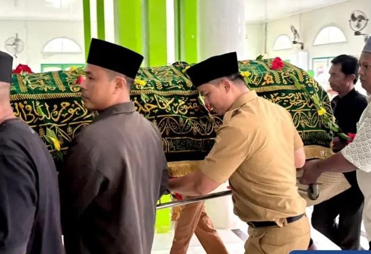 Bupati Tana Tidung Hadiri Pemakaman Sekretaris Disdukcapil
