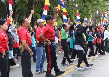 Olahraga Bersama Polda Kaltara, Forkopimda dan Masyarakat Kaltara Semarak Hari Bhayangkara ke-79