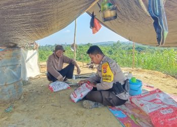 Dekatkan Diri ke Warga, Bhabinkamtibmas Silva Rahayu Sambangi Petani