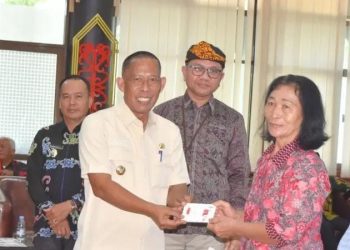 Bupati Bulungan Serahkan Bansos dan Dorong Elektronifikasi Bantuan Sosial