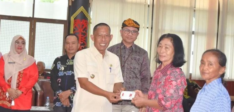 Bupati Bulungan Serahkan Bansos dan Dorong Elektronifikasi Bantuan Sosial