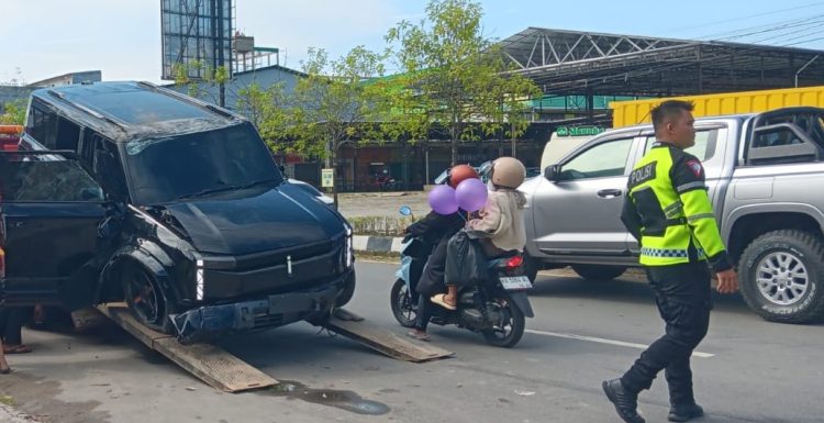 Aksi Menyalip Berujung Laka, Chery J6 Tabrak Trotoar Jalan Sengkawit