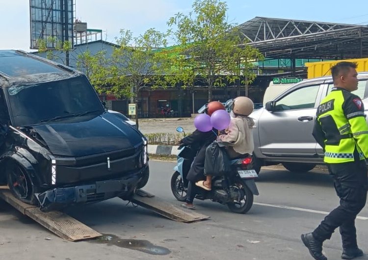 Aksi Menyalip Berujung Laka, Chery J6 Tabrak Trotoar Jalan Sengkawit