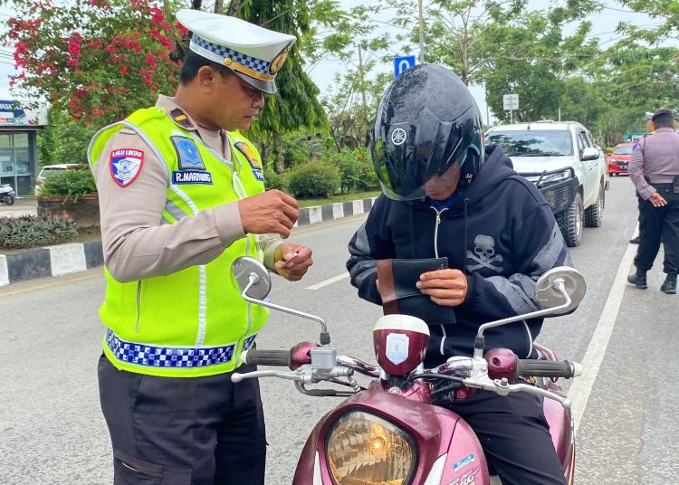 Operasi Patuh Kayan 2025, Sat Lantas Polresta Bulungan Bagikan 100 Brosur Tertib Lalu Lintas