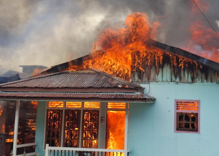Kebakaran Mengerikan di Gang Merudung: 4 Rumah Hangus, Lansia Lumpuh Tewas Terjebak Api