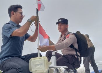Semarak HUT ke-80 RI, PWI-Polda Kaltara Bagikan Bendera Merah Putih di Pelabuhan