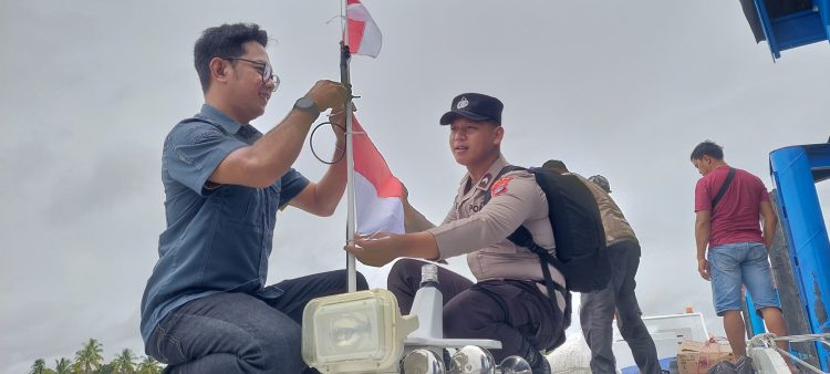 Semarak HUT ke-80 RI, PWI-Polda Kaltara Bagikan Bendera Merah Putih di Pelabuhan