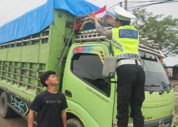 Sat Lantas Polresta Bulungan Bagikan Bendera Merah Putih Jelang HUT RI ke-80