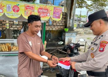 Serempak Polresta Bulungan Bagikan Bendera Merah Putih Gratis Kepada Warga