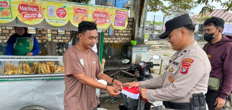Serempak Polresta Bulungan Bagikan Bendera Merah Putih Gratis Kepada Warga