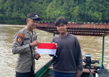 Polresta Bulungan dan Polsek Jajaran Bagikan Bendera Merah Putih di 8 Titik Sambut HUT ke-80 RI