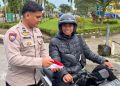 Meriahkan Kemerdekaan, Polisi di Bulungan Bagikan Bendera Merah Putih Gratis di Berbagai Titik