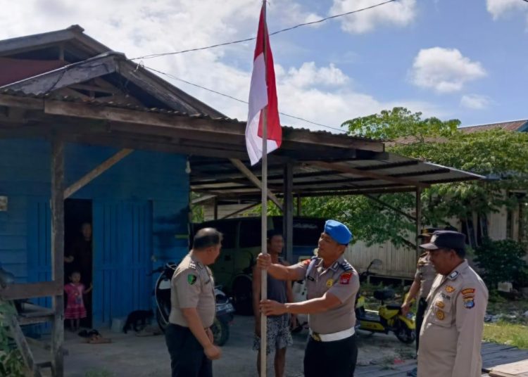 Semarak Kemerdekaan, Polresta Bulungan Tebar Bendera Merah Putih ke Warga