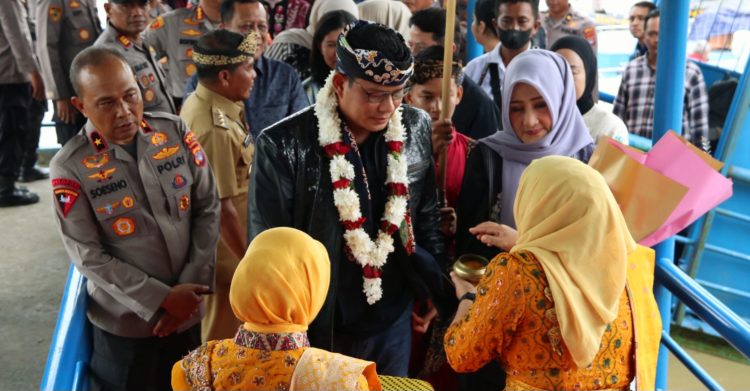 Kapolda Kaltara Yang Baru Tiba Di Tanjung Selor, Disambut Tepung Tawar