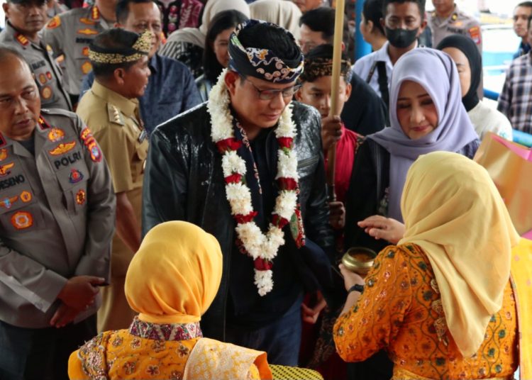 Kapolda Kaltara Yang Baru Tiba Di Tanjung Selor, Disambut Tepung Tawar