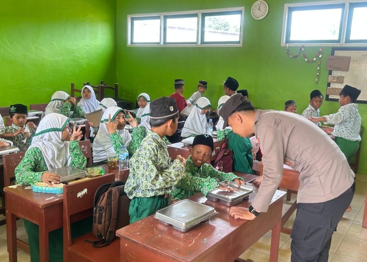 Polsek Tanjung Palas Utara Kawal Distribusi Makan Bergizi Gratis ke 3.065 Siswa