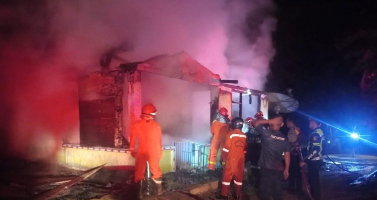 Diduga Korsleting Listrik, Satu Rumah di Desa Apung Ludes Terbakar