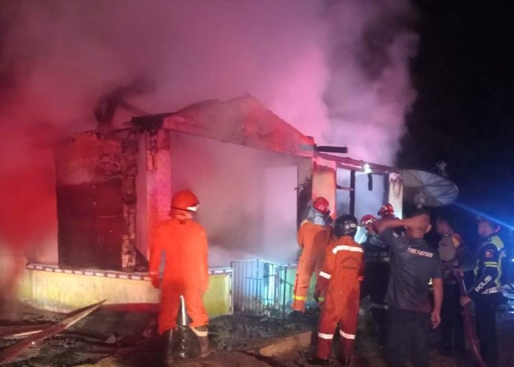 Diduga Korsleting Listrik, Satu Rumah di Desa Apung Ludes Terbakar