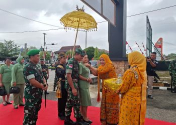 Kunjungan Danrem 092 Maharajalila ke Kodim 0903 Bulungan Disambut Tepung Tawar