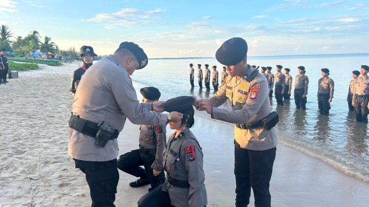 Direktorat Samapta Polda Kaltara Kukuhkan Baja AK 52/56 Lewat Tradisi Pembaretan