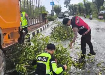 Polisi Sigap Atur Arus Lalulintas Usai Kecelakaan Truk Solar di Jelarai