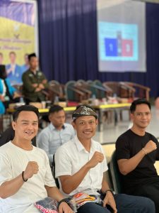 Ketua DPD KNPI (tengah) foto bersama Sekjen dan Bendahara(ist)