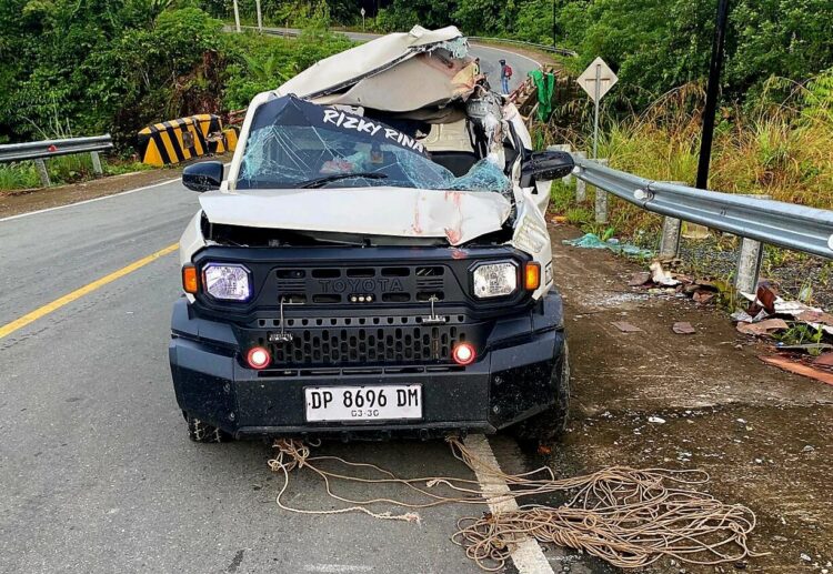 Hilux Putih Terjun ke Pembatas Beton, Satu Penumpang Luka Ringan