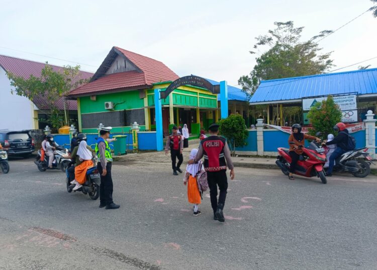 Strong Point Pagi, Polresta Bulungan Dampingi Pelajar Menyeberang