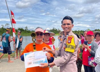 Bhabinkamtibmas Jelarai Selor Amankan Lomba Perahu Dayung