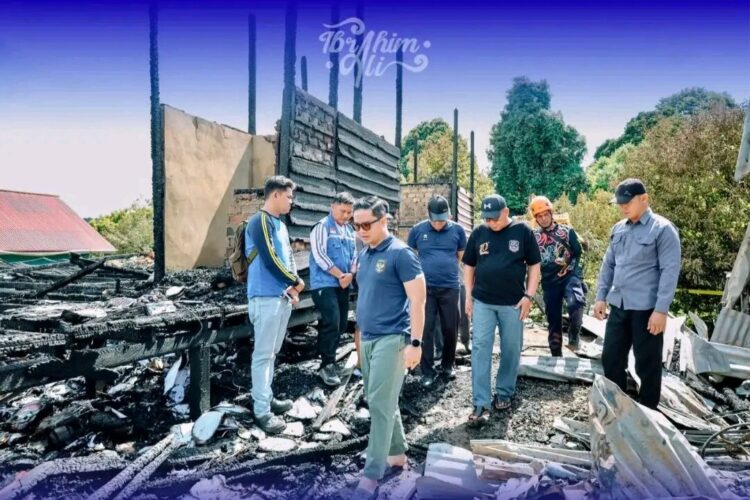 Respon Cepat Pemkab Tana Tidung, Bupati Ibrahim Ali Datangi Lokasi Kebakaran Warga