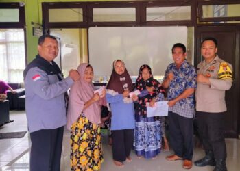 Penyaluran BLT DD di Desa Gunung Seriang Berjalan Lancar, Polisi Lakukan Pengamanan