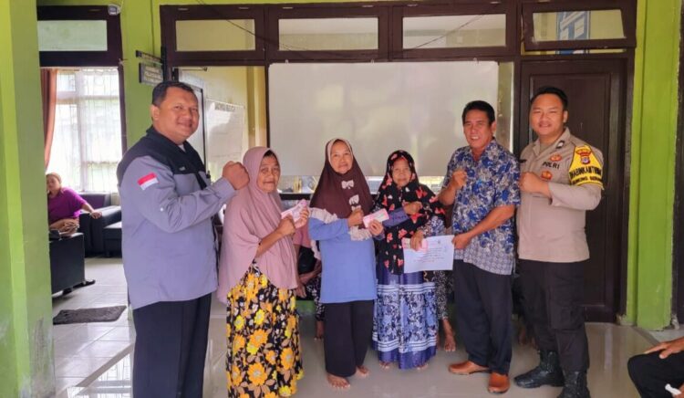 Penyaluran BLT DD di Desa Gunung Seriang Berjalan Lancar, Polisi Lakukan Pengamanan