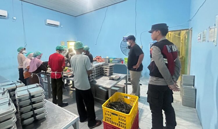 Polsek Tanjung Palas Utara Monitoring Pendistribusian Makan Bergizi Gratis di 22 Sekolah