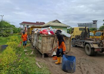 Dedikasi Petugas Kebersihan Jadi Garda Terdepan Jaga Lingkungan Tetap Bersih