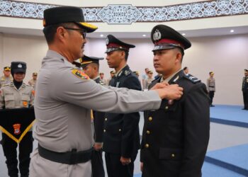 Wakapolda Kaltara Pimpin Upacara Penganugerahan Satyalancana Pengabdian Kepada Personel Polda Kaltara