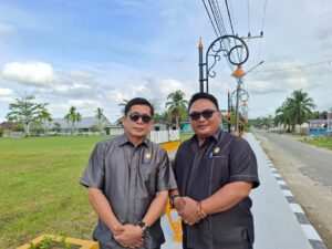 Tasa Gung (kanan) foto bersama di areal taman jelarai
