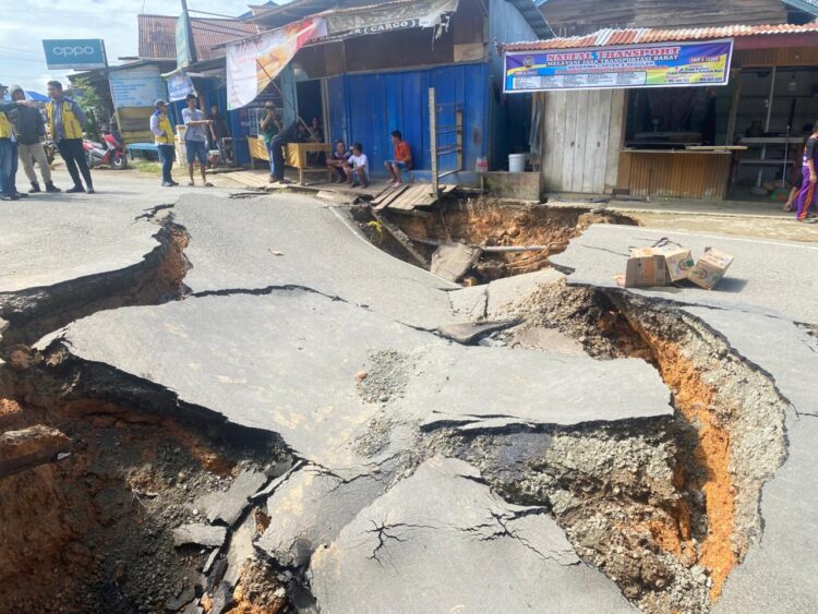 Hujan Deras Sebabkan Jalan Poros Trans Kaltara  Putus Total