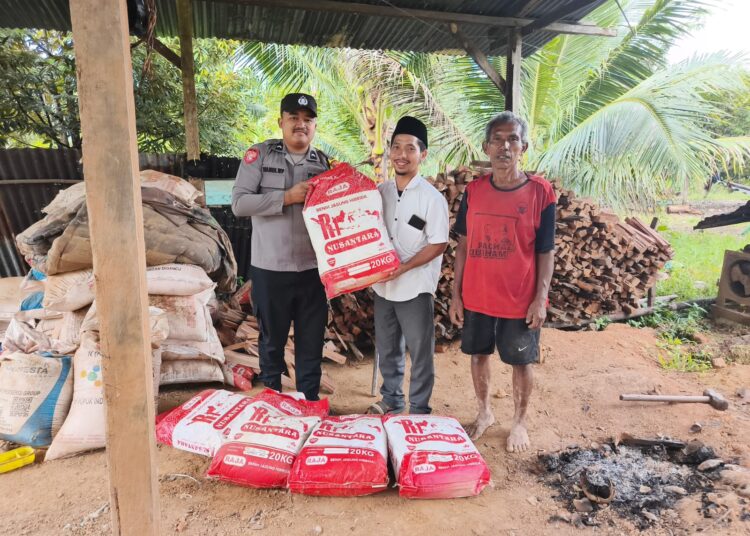 Polsek Tanjung Palas Utara Distribusikan 100 Kg Benih Jagung ke Kelompok Tani