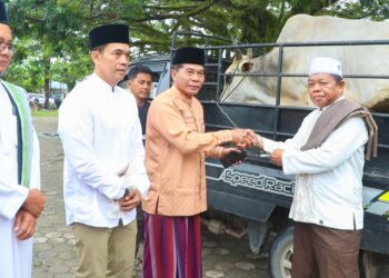 Gubernur Salat Iduladha Bersama Warga, Serahkan Hewan Kurban untuk Masyarakat