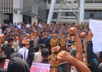 400 Penambang Tradisional Sekatak Datangi Kantor Gubernur, Desak Terbitnya IPR dan WPR
