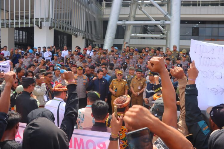 400 Penambang Tradisional Sekatak Datangi Kantor Gubernur, Desak Terbitnya IPR dan WPR