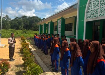 Polisi Hadir di MPLS, Siswa MTsN Salimbatu Diberi Materi Baris-Berbaris