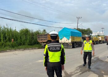 Satlantas  Polresta Bulungan Laksanakan Pengaturan Lalu Lintas di  SPBU Tanjung Selor