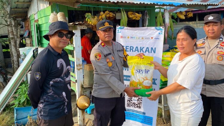 Kapolsek Tanjung Palas Barat Kawal Distribusi Beras SPHP