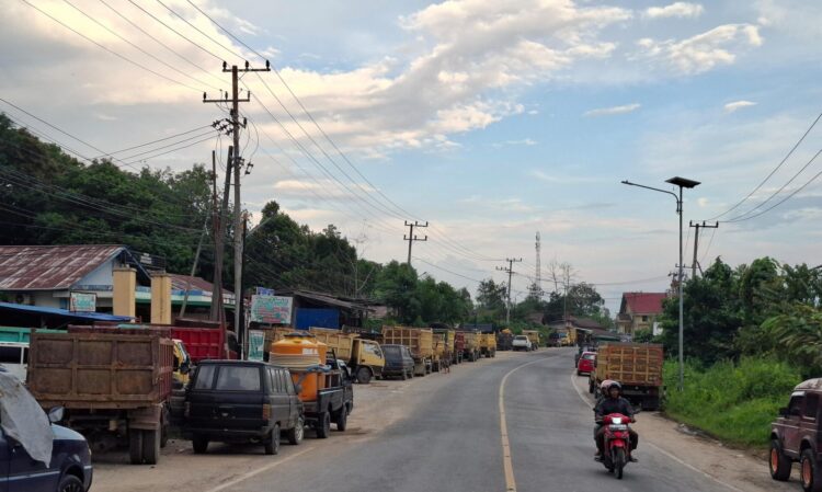 Antrean Truk Mengular di SPBU, DPRD Soroti Dugaan Penyelewengan Solar Subsidi