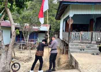 Polres Malinau Bagikan 700 Bendera Merah Putih Serentak