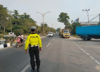 Antisipasi Kemacetan Polisi Pantau  Antrean Kendaraan di SPBU