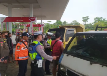 Urai Kemacetan, Dishub Tertibkan Antrean Kendaraan di SPBU Jalan Sengkawit