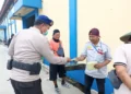Sat Polairud Polresta Bulungan Bagikan Masker kepada Pekerja di Pelabuhan
